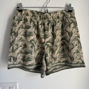 Max Studio olive leaf print high-waisted pull-on shorts Women’s size Small NEW
